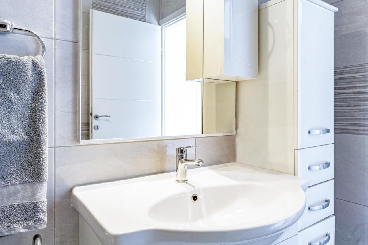 Modern Oceanview Apartment Metajna Ngoại thất bức ảnh